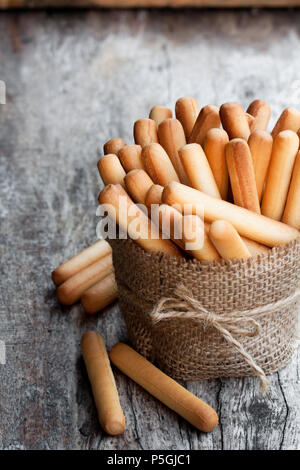 Pane salato bastoni su un tavolo di legno Foto Stock