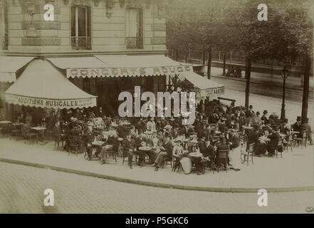 N/A. Terrasse du café 'Concerti Rouge', à l'angolo du Boulevard Saint Michel et rue du Gay-Lussac, vers 1890, 5e arrondissement di Parigi. Museo Carnavalet, INV : PH9600. Cachet sur le montage Photographie Michelez, 66 rue d'Assas. circa 1890. Charles-Louis Michelez (1817-1894) 374 Concerto Rouge Michelez foto Foto Stock