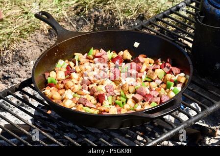 Padella per friggere salsicce, peperoni, patate e cipolle su un fuoco di legno al di fuori alla sanguinosa Lago Rendezvous, Wisconsin, STATI UNITI D'AMERICA Foto Stock