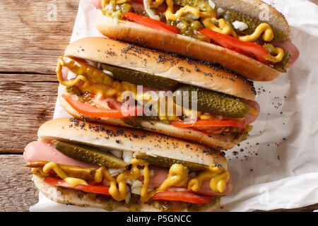 In casa stile di Chicago hot dog con senape, pomodori e cetrioli sottaceto, cipolle e assaporare da vicino sul tavolo. Parte superiore orizzontale vista da sopra Foto Stock