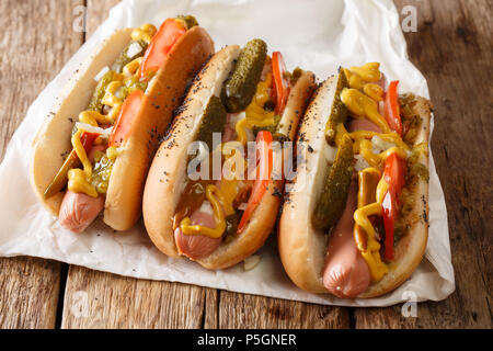 Delizioso stile di Chicago hot dog con senape, verdure e assaporare da vicino sul tavolo orizzontale. Foto Stock