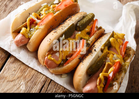 In casa stile di Chicago hot dog con senape, pomodori e cetrioli sottaceto, cipolle e assaporare da vicino sul tavolo orizzontale. Foto Stock