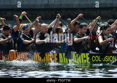 Dragon Boat Festival vogatori, canottaggio fino al traguardo. Foto Stock