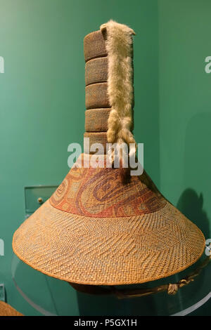 N/A. Inglese: presentano dai nativi americani, raccolta Peabody Museum presso la Harvard University di Cambridge, Massachusetts, USA. La fotografia è stata permessa senza restrizione; presentano è vecchio abbastanza per fare in modo che esso sia in . 27 maggio 2017, 14:28:21. Daderot 175 Basketry hat con ermellino, Tlingit, inizio ottocento - Native American collezione - Museo Peabody, Harvard University - DSC05881 Foto Stock