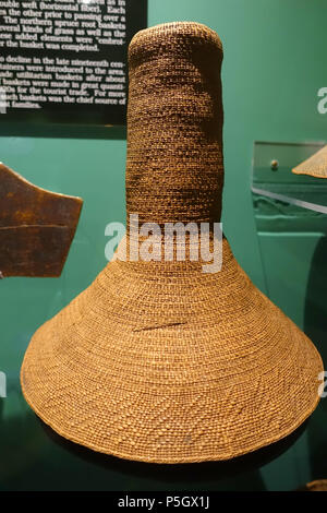 N/A. Inglese: presentano dai nativi americani, raccolta Peabody Museum presso la Harvard University di Cambridge, Massachusetts, USA. La fotografia è stata permessa senza restrizione; presentano è vecchio abbastanza per fare in modo che esso sia in . 27 maggio 2017, 14:28:50. Daderot 175 Basketry hat coperchio, Tlingit, inizio ottocento - Native American collezione - Museo Peabody, Harvard University - DSC05883 Foto Stock