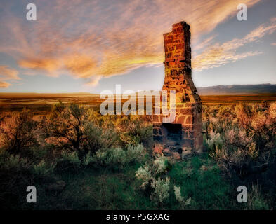 F00010L.Ciminiera tiff resti di vecchi stagecoach stop. Vicino al Lago di estate, Oregon. Foto Stock