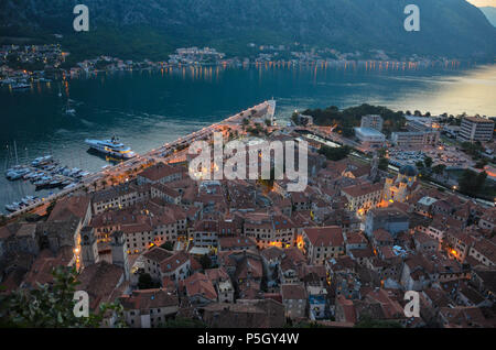 Guardando verso il basso sulla città vecchia dalla parte superiore di San Giovanni (San Giovanni) Rocca e Castello, la Città Vecchia, Kotor, Baia di Kotor, Montenegro Foto Stock