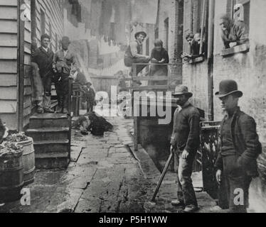 N/A. Inglese: "Bandit il posatoio, 1890, New York City. " Fotografia da Jacob Riis, in primo piano nel suo libro come l'altra metà vive (1890) . 11 settembre 2011. Jacob Riis (1849-1914) nomi alternativi Giacobbe A. Riis; Giacobbe Agosto Riis; Giacobbe Agosto Descrizione Riss Danish-American riformista sociale, giornalista e fotografo, Data di nascita e morte 3 Maggio 1849 26 Maggio 1914 Luogo di nascita e morte Ribe Barre sede di lavoro New York City (1870-1914) Autorità di controllo : Q379211 VIAF:56682145 ISNI:0000 0001 0904 0023 ULAN:500063987 LCCN:N80038476 NLA:36332147 WorldCat 13 1-Riis-Bandits-Roost-New-Yo Foto Stock