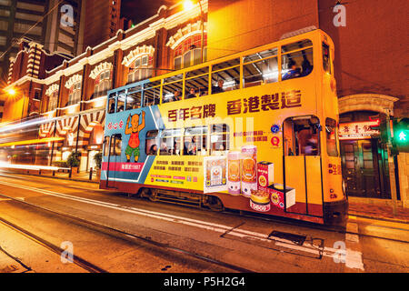 Hong Kong, Cina - 12 dicembre 2016: Tradizionale tram la sera via della città. Foto Stock