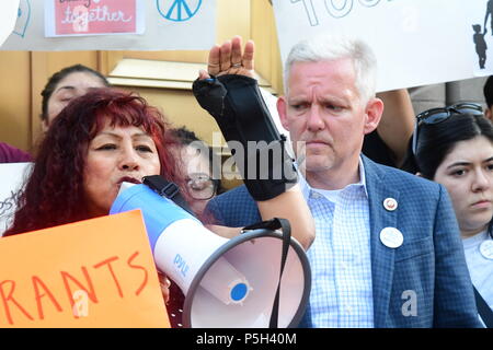 La città di New York, Stati Uniti. Il 25 giugno, 2018. Attivista & immigrato Leandra Requena indirizzi rally. Più di trecento Queens residenti, attivisti politici e i responsabili della comunità hanno risposto a NY City membro del Consiglio per Queens Jimmy Van BramerÕs chiamata a raccogliere presso San SebastianÕs chiesa in Sunnyside, Queens, al rally e marzo a nome delle famiglie immigrate che hanno lacerato da WashingtonÕs politiche riguardanti il trattamento degli immigrati clandestini. Credito: Andy Katz/Pacific Press/Alamy Live News Foto Stock