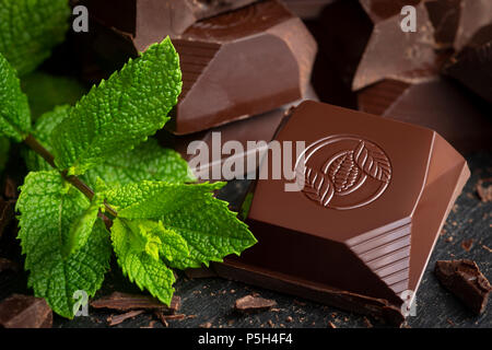 Cioccolato fondente per la torta-making e menta fresca foglia (Mentha spicata). Foto Stock