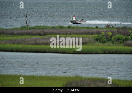 Stati Uniti: Giugno 26, 2018: battellieri Per fa il suo ritorno al porto dopo una mattinata di pesca su Ocracoke Island, North Carolina. Foto Stock