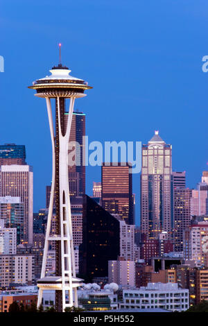 Lo Space Needle a torre di osservazione costruito per il 1962 della fiera del mondo, è una icona di Seattle, Washington. Foto Stock