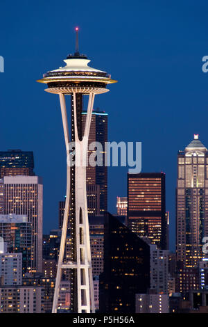 Lo Space Needle a torre di osservazione costruito per il 1962 della fiera del mondo, è una icona di Seattle, Washington. Foto Stock