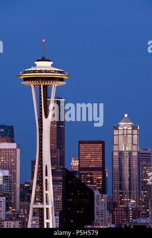 Lo Space Needle a torre di osservazione costruito per il 1962 della fiera del mondo, è una icona di Seattle, Washington. Foto Stock