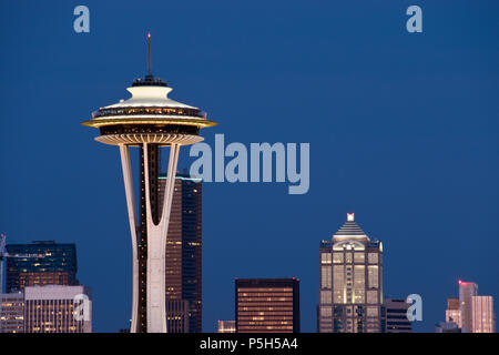 Lo Space Needle a torre di osservazione costruito per il 1962 della fiera del mondo, è una icona di Seattle, Washington. Foto Stock