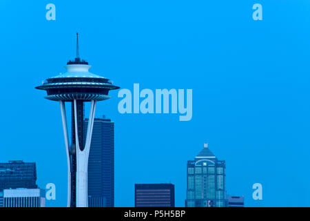 Lo Space Needle a torre di osservazione costruito per il 1962 della fiera del mondo, è una icona di Seattle, Washington. Foto Stock