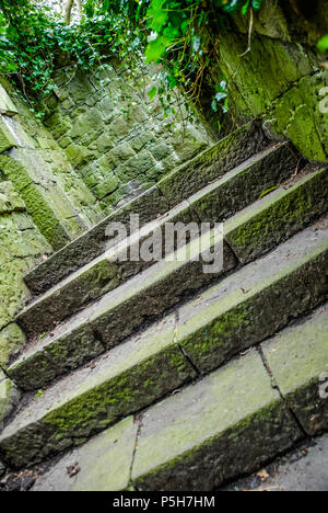 Molto vecchio di gradini di pietra e muro di pietra Foto Stock