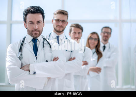 Team di terapeuti in piedi in corridoio Foto Stock