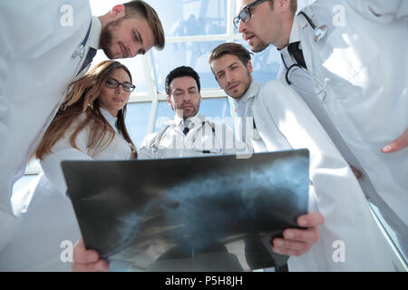 I colleghi medici guardare la x-ray del paziente Foto Stock