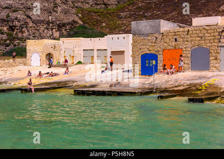 Barca di colorate case a Dwerja, Inland Sea, Gozo, Malta. Foto Stock