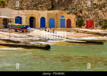 Barca di colorate case a Dwerja, Inland Sea, Gozo, Malta. Foto Stock