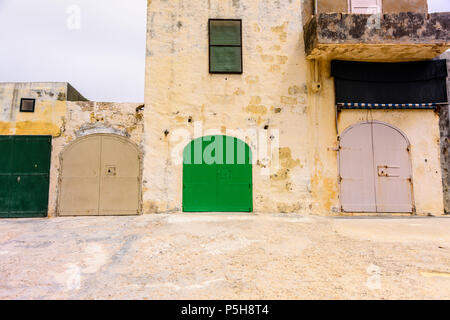 Barca di colorate case a Dwerja, Inland Sea, Gozo, Malta. Foto Stock