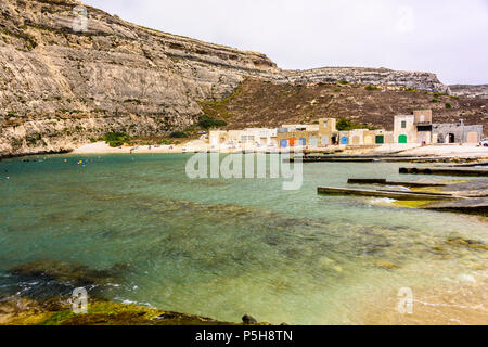 Barca di colorate case a Dwerja, Inland Sea, Gozo, Malta. Foto Stock