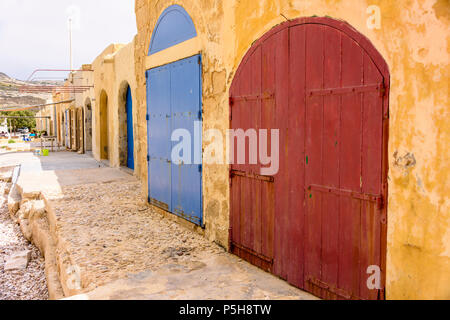 Barca di colorate case a Dwerja, Inland Sea, Gozo, Malta. Foto Stock