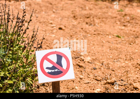 Segno per raccontare la gente a non camminare sulle aiuole. Foto Stock