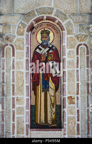 Illustrazione di mosaico di San Basilio di Ostrog figura religiosa sulla porta post in ingresso inferiore di Ostrog Monastero e chiesa della Santissima Trinità, Montenegro Foto Stock