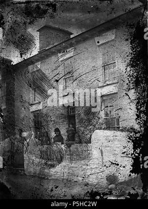 [Una famiglia al di fuori di una casa] [GRAPHIC].. 1 negativi : vetro, collodio umido, b&W ; 10.5 x 8.5 cm. circa 1875. Thomas, Giovanni, 43 una famiglia al di fuori di una casa NLW3364910 Foto Stock