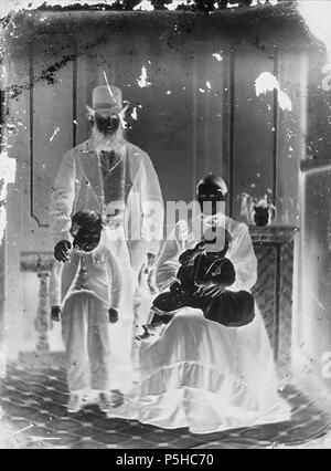 [Un gruppo comprendente un uomo, donna e due bambini] [GRAPHIC].. 1 negativi : vetro, collodio umido, b&W ; 10.5 x 8.5 cm. circa 1875. Thomas, Giovanni, 43 un gruppo che include un uomo, donna e due bambini NLW3364678 Foto Stock