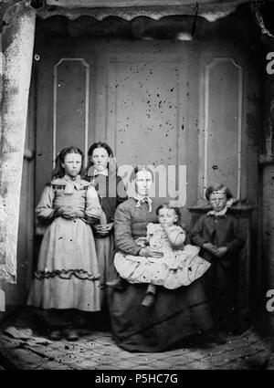 [Un gruppo comprendente una donna e quattro bambini] [GRAPHIC].. 1 negativi : vetro, collodio umido, b&W ; 10.5 x 8.5 cm. circa 1875. Thomas, Giovanni, 43 un gruppo comprendente una donna e quattro bambini NLW3364713 Foto Stock
