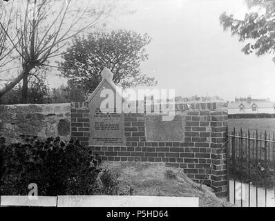 [Un monumento a St Michael's sagrato, Abergele] [GRAPHIC].. 1 negativi : vetro, piastra a secco, b&W ; 16,5 x 21,5 cm. circa 1897. Thomas, Giovanni, 45 un monumento a St Michael's sagrato, Abergele NLW3361141 Foto Stock