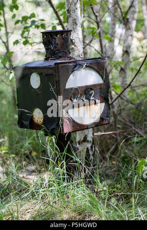 La lampada ferroviaria sulla vecchia stazione. Le attrezzature ferroviarie per la manutenzione del traffico ferroviario. Stagione di estate. Foto Stock