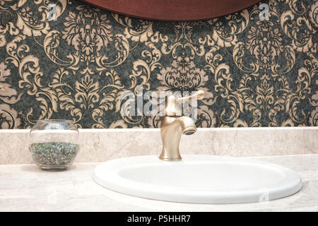 Bagno classic nteriore con lavandino e classico stile retrò rubinetto di bronzo Foto Stock