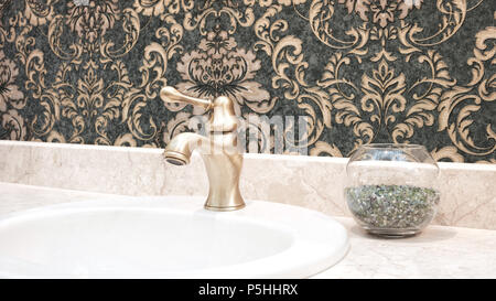 Bagno classic nteriore con lavandino e classico stile retrò rubinetto di bronzo Foto Stock