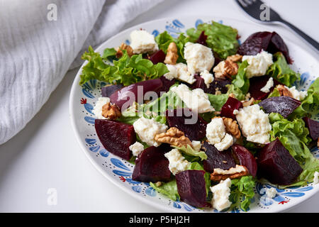 Piastra della barbabietola, formaggio morbido e noci Foto Stock