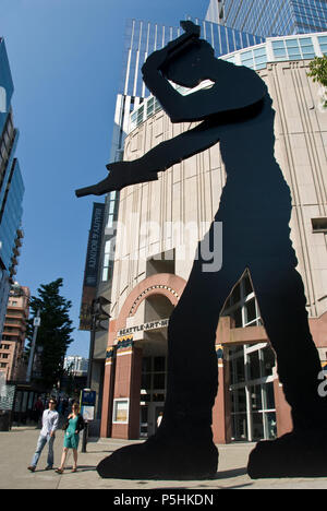 "L'Uomo di martellamento' è un 48-piedi-acciaio alto arte pubblica da Jonathan Borofsky davanti al Seattle Art Museum. Foto Stock