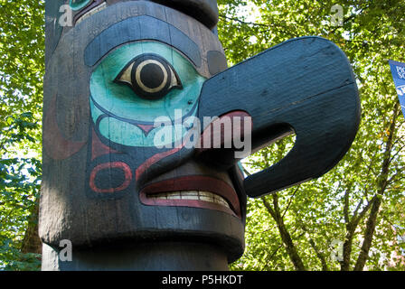 Un totem pole (c.1938) scolpiti dall'Alaskan Tlingit tribù nativa sorge in Pioneer Square, Seattle. Foto Stock