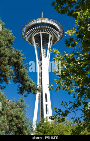 Lo Space Needle, situato presso il centro di Seattle, è stato costruito per il 1962 della fiera del mondo ed è diventato il simbolo di Seattle. Foto Stock