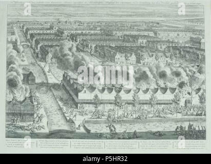 N/A. Inglese: vista panoramica di una parte della città di Batavia dove si combatte mentre case stand in fiamme in primo piano al tempo del massacro dei cinesi in 1740. In primo piano un certo numero di case con collo gables sormontato da una luna reclinabili, stand in fiamme. A destra in primo piano alcuni uomini sono occupato cannone innesco finalizzata alla più grande casa nella fila, la casa del capitano cinese. Nella corsa su strada di fronte a queste case una folla di persone in Europa e abito orientale lotta piantato le battaglie con le pistole, coltelli e clubs. Molti corpi galleggiano in cana Foto Stock