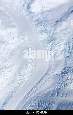 Vista aerea di un ghiacciaio della valle, Antartide Foto Stock