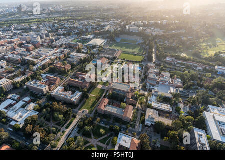 Los Angeles, California, Stati Uniti d'America - 18 Aprile 2018: Antenna panoramica di qbuildings e quad sull'UCLA campus vicino a Westwood. Foto Stock