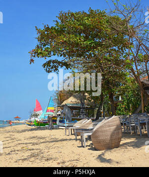 Vista panoramica della spiaggia, sedie & Barche a vela sulla spiaggia di Sanur, Bali Indonesia Foto Stock