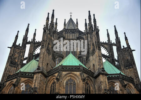 La Cattedrale di San Vito a Praga, Repubblica Ceca. La facciata est mostra archi rampanti, pinnacoli e gli archi a sesto acuto. Foto Stock