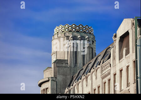 Statue che ornano la torre del Palazzo del Koruna, creato dallo scultore Stanislav Sucharda. Edificio stile art nouveau, cielo blu sullo sfondo Foto Stock