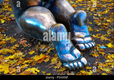 Dettaglio piedi di celebri sculture in bronzo di David Cerny intitolata "bébés sull isola di Kampa Foto Stock