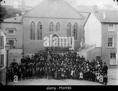 [Aberdyfi temperanza società] [GRAPHIC].. 1 negativi : vetro, piastra a secco, b&W ; 12 x 16,5 cm. circa 1885. Thomas, Giovanni, 53 Aberdyfi temperanza società NLW3362791 Foto Stock